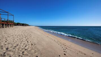 Una spiaggia nelle vicinanze