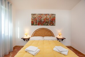 2 bedrooms, iron/ironing board, free WiFi, bed sheets - Holiday Home Casa Barvis with Garden, A/C, Terrace and Wi-Fi (Orosei)