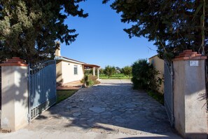 Property grounds - Holiday Home Casa Barvis with Garden, A/C, Terrace and Wi-Fi (Orosei)