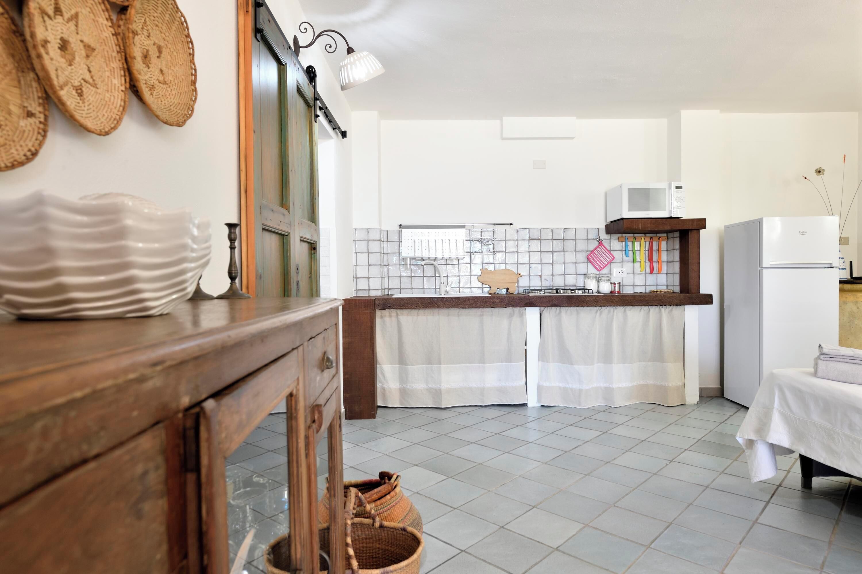 Kühlschrank, Mikrowelle, Herdplatte, Kochgeschirr/Geschirr/Besteck