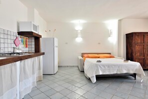 Fridge, microwave, stovetop, cookware/dishes/utensils - Apartment Colori della Sardegna in Villa Belvedere close to the Beach (Bari Sardo)