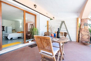 Outdoor dining - Apartment Colori della Sardegna in Villa Belvedere close to the Beach (Bari Sardo)