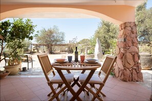 Outdoor dining - Apartment Colori della Sardegna in Villa Belvedere close to the Beach (Bari Sardo)