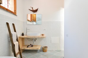 Shower, free toiletries, hair dryer, towels - Apartment Colori della Sardegna in Villa Belvedere close to the Beach (Bari Sardo)