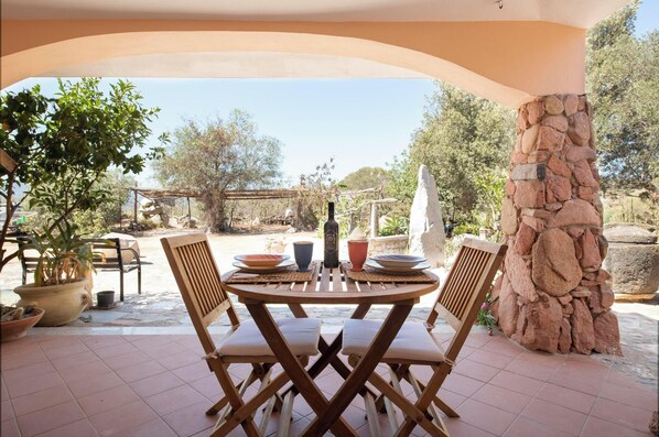 Outdoor dining - Apartment Colori della Sardegna in Villa Belvedere close to the Beach (Bari Sardo)