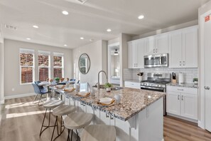 Refrigerador, microondas, horno y parrilla de estufa