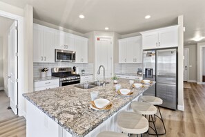 Refrigerador, microondas, horno y parrilla de estufa