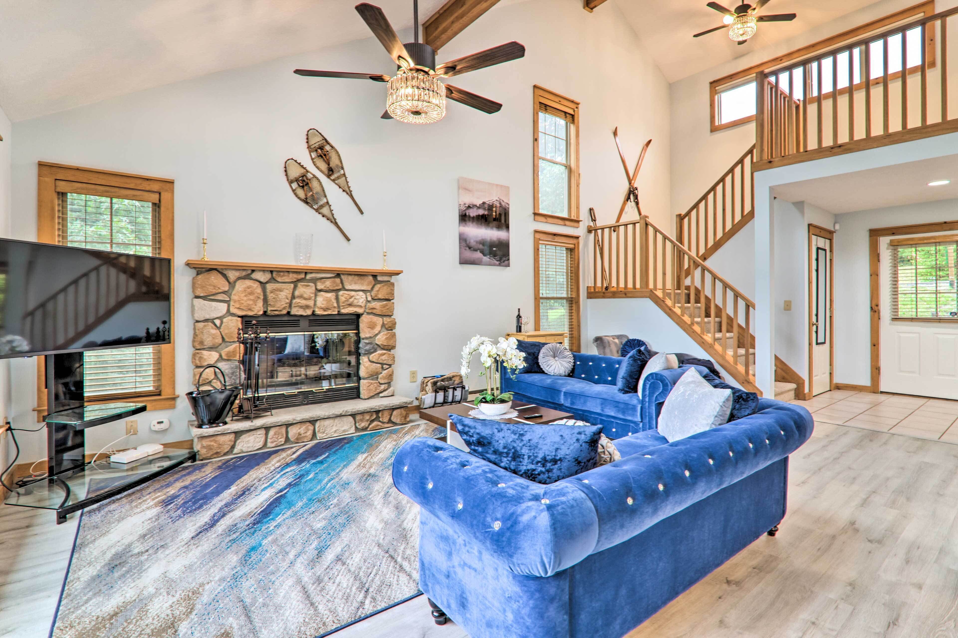 Modern Camelback Mountain Home: 1/2 Mi to Skiing!