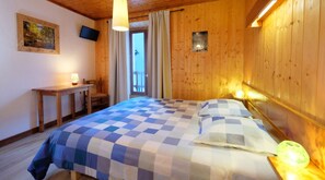 6 bedrooms, iron/ironing board, travel cot, free WiFi