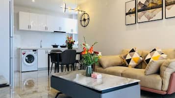 Apartamento superior, 3 habitaciones | Zona de estar | Smart TV de 40 pulgadas con canales digitales, una televisión