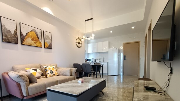 Uma sala de estar moderna com um sofá, mesa de centro e obras de arte na parede.