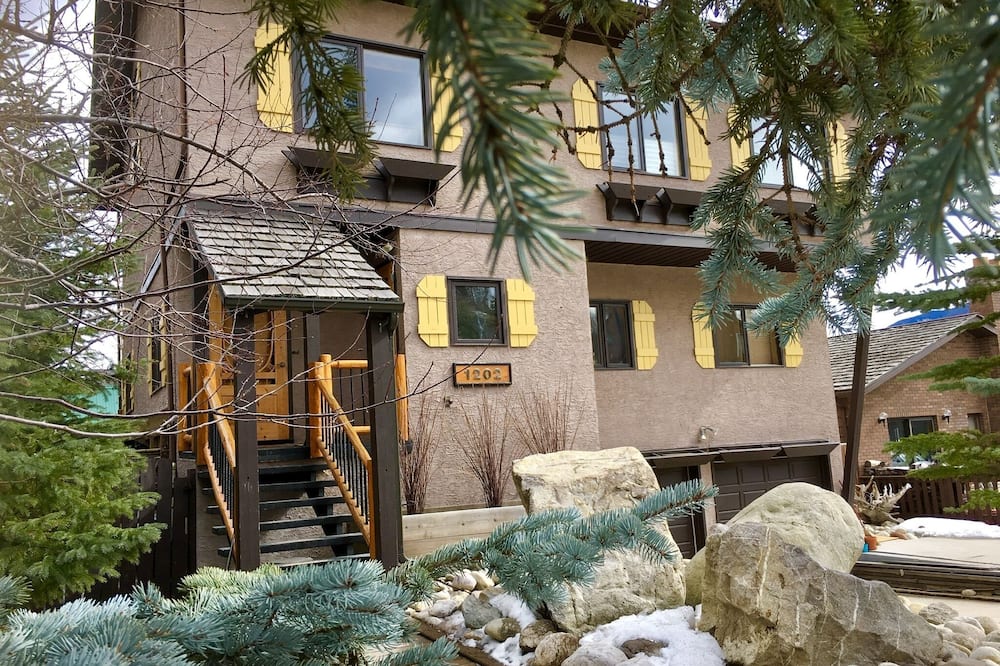 Rare main floor suite, with full kitchen and balcony mountain views.