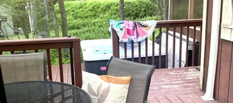 Tranquil Chalet Retreat, Short Walk to Lake & Pool