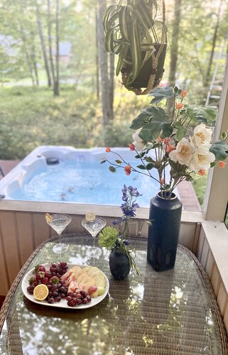 Tranquil Chalet Retreat, Short Walk to Lake & Pool