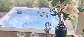 Tranquil Chalet Retreat, Short Walk to Lake & Pool