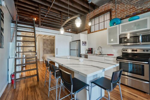 Dog Friendly - George's Condo in Downtown Salida!