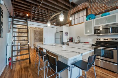 Dog Friendly ~ Downtown ~ Near River & Trails