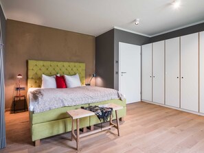 2 bedrooms, in-room safe, iron/ironing board, travel crib
