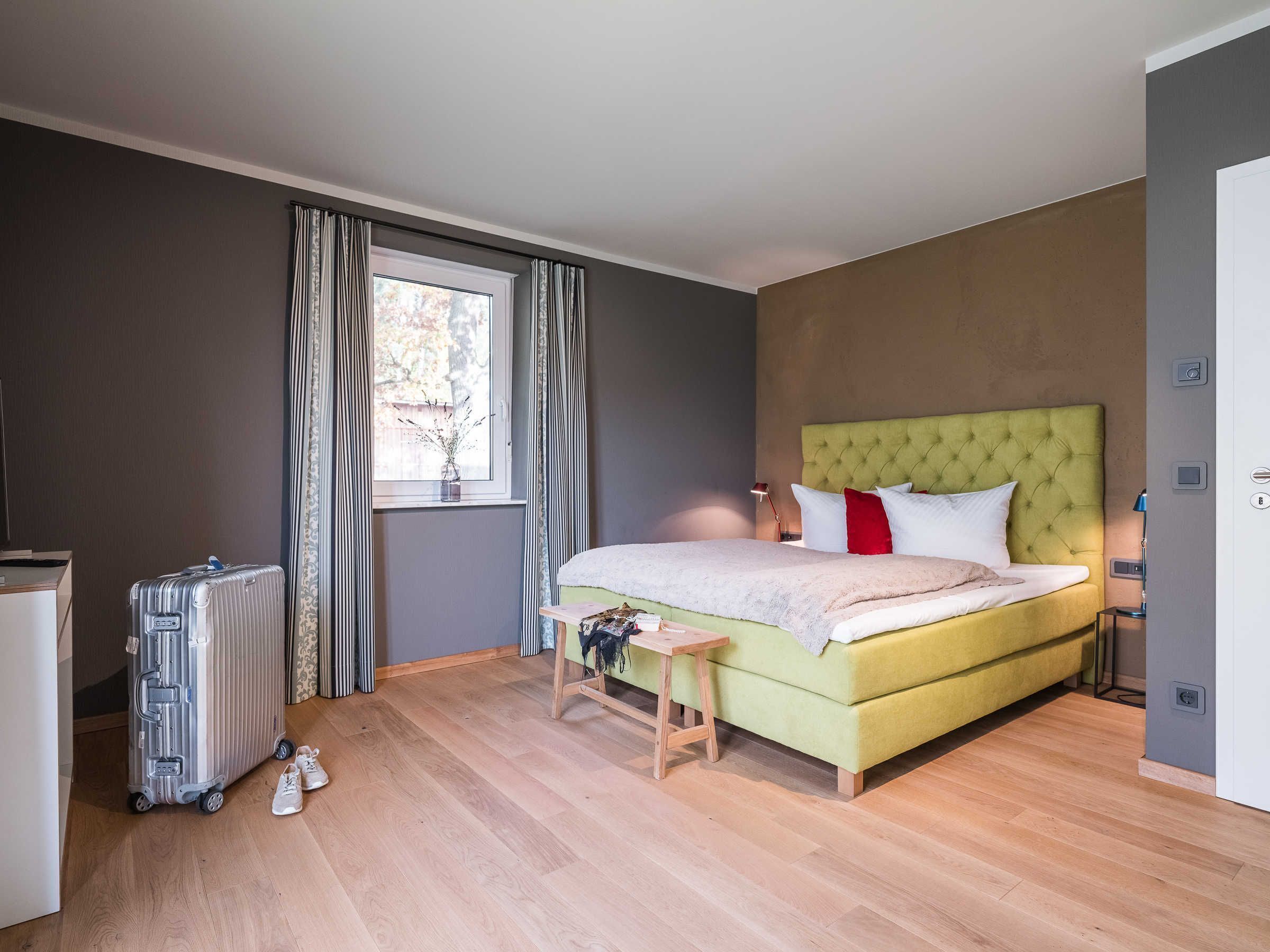 2 chambres, coffres-forts dans les chambres, fer et planche à repasser