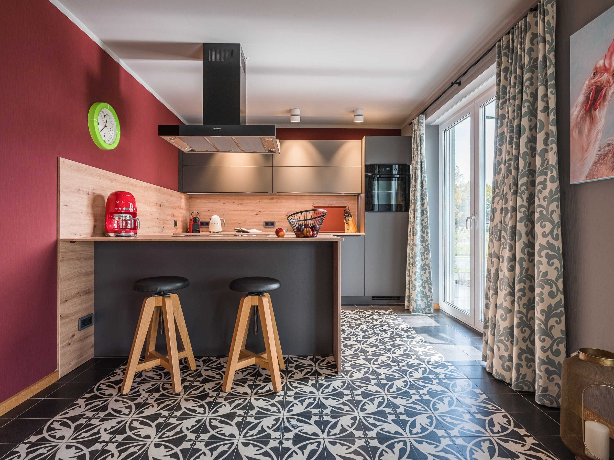 Fridge, oven, dishwasher, coffee/tea maker