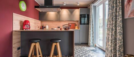 Refrigerador, horno, lavavajillas y cafetera y tetera