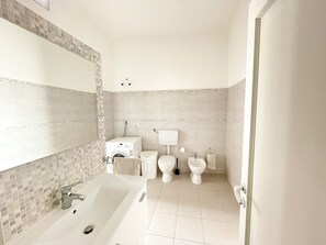 Dusche, Haartrockner, Bidet