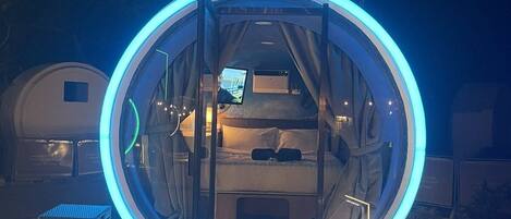 Chambre, 1 grand lit | Minibar, coffre-fort, accĂšs au Wi-Fi (inclus), literie fournie