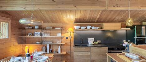 Kylskåp, mikrovågsugn, ugn och spishäll