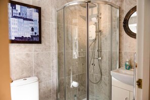 Douche, sèche-cheveux, serviettes fournies