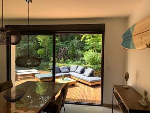 Televisie, een tafeltennistafel en een stereo