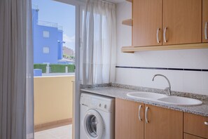 Een bad/douchecombinatie, een haardroger, handdoeken, toiletpapier