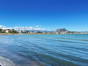 Ubicación cercana a la playa y toallas de playa