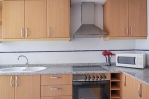 Frigorífico, microondas, horno y placa de cocina