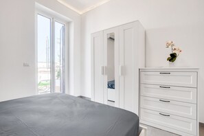 2 bedrooms, iron/ironing board, Internet, bed sheets - GuestHost - Bright apartment equipped with every comfort to accommodate 4 people, with 2 bedrooms, 2 bathrooms and a furnished terrace that offers a wonderful sea view. The flat is located in a very convenient position, not far from the port and just 10  (Bari)