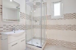 Een douche, een haardroger, een bidet, handdoeken