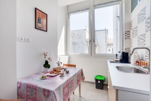 Microwave, oven, stovetop, coffee/tea maker