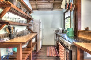 Frigorífico, horno, cafetera o tetera y tostadora