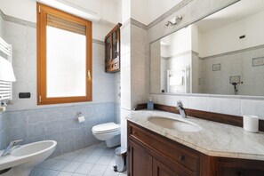 Ensemble douche/baignoire, sèche-cheveux, bidet