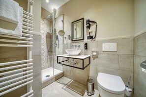 Habitación doble estándar | Baño | Regadera, secadora de cabello, toallas 