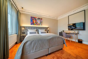 Habitación doble estándar | Ropa de cama hipoalergénica y caja de seguridad en la habitación 