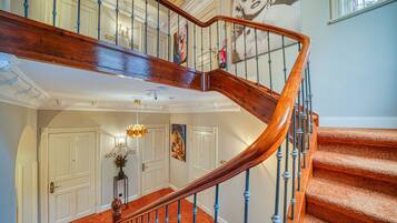 تفاصيل الفندق من الداخل