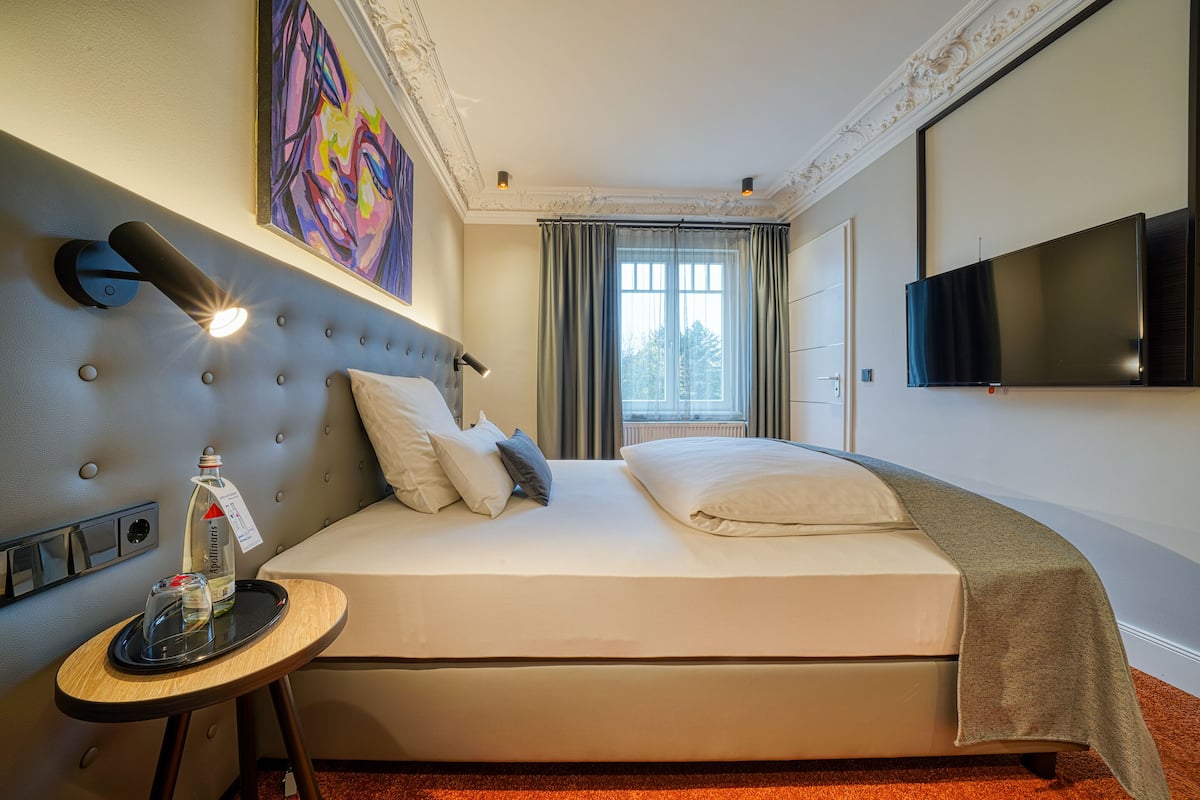 boutique double room | hypo-allergenic bedding, in-room safe, soundproofing, free wifi