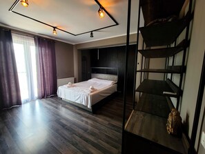 4 bedrooms, desk, free WiFi