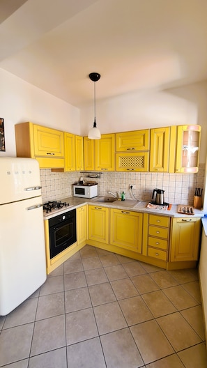 Fridge, oven, dishwasher, coffee/tea maker - Sea view apartment (Sanremo)