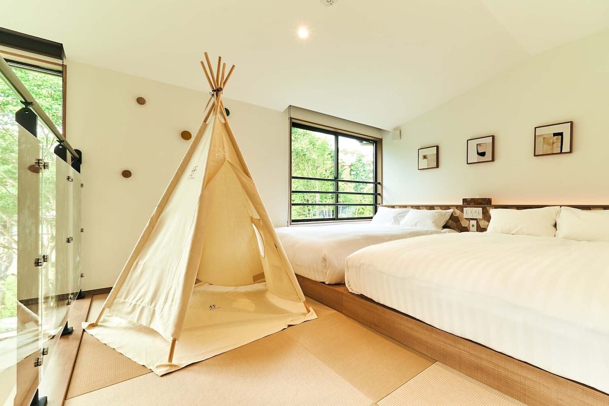 3 bedrooms, desk, laptop workspace, blackout drapes