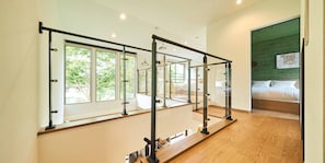 3 bedrooms, desk, laptop workspace, blackout drapes