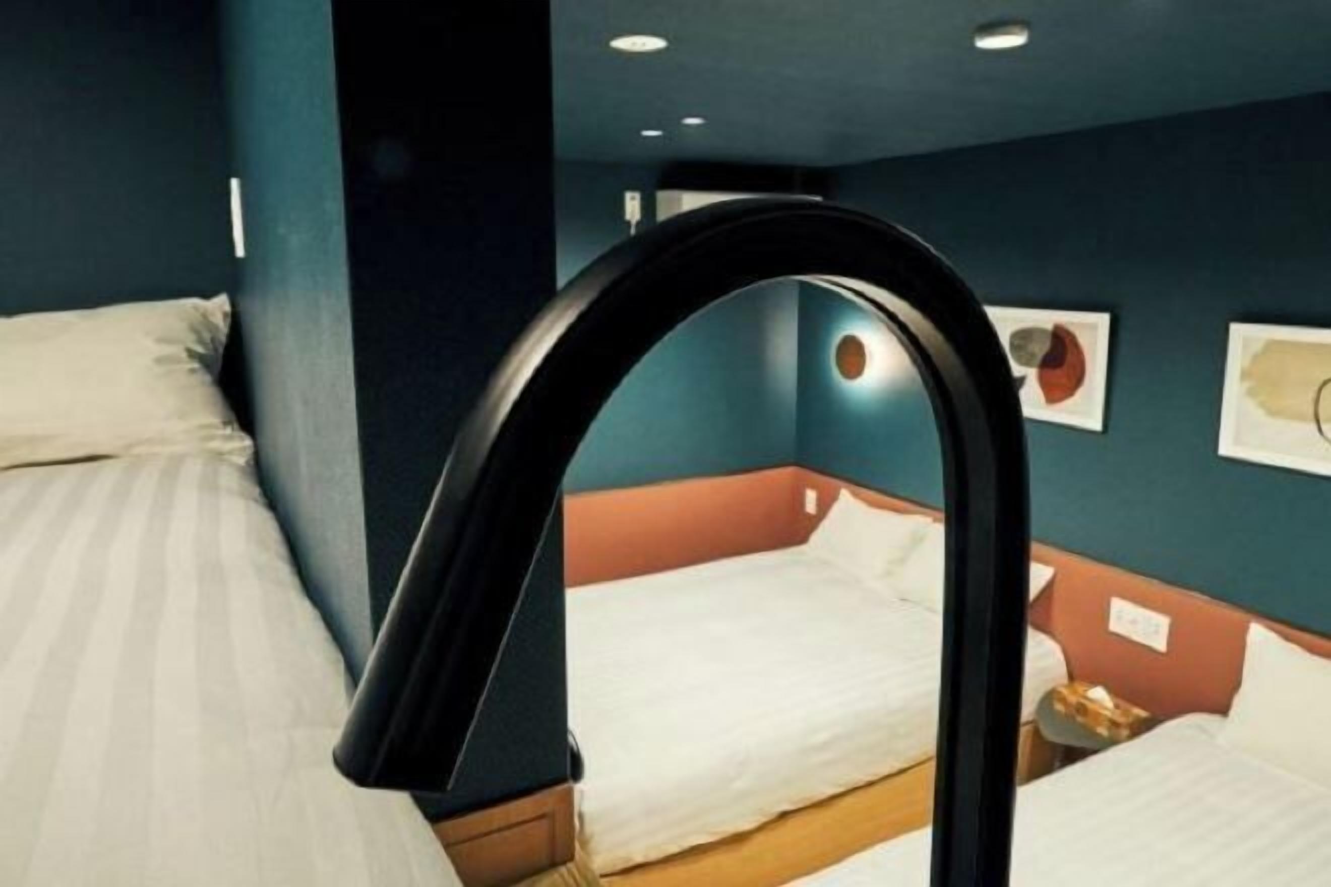 3 bedrooms, desk, laptop workspace, blackout curtains