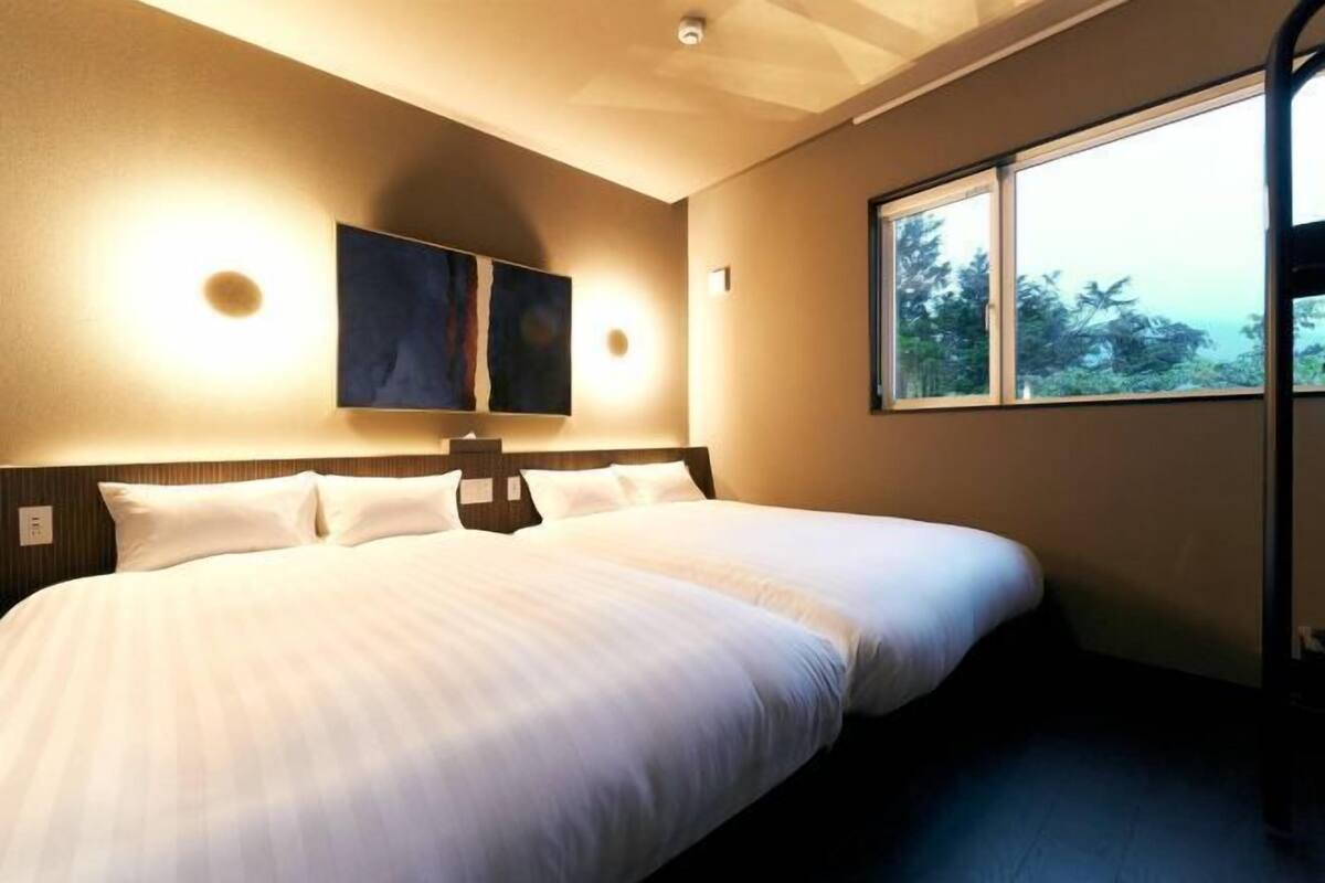 3 habitaciones, escritorio y espacio para trabajar con laptop