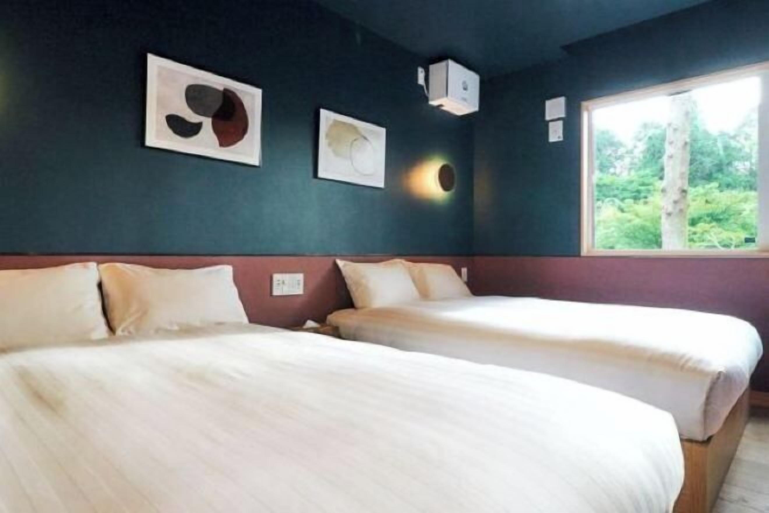 3 bedrooms, desk, laptop workspace, blackout curtains