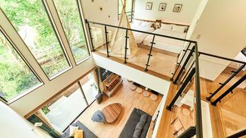 3 bedrooms, desk, laptop workspace, blackout curtains